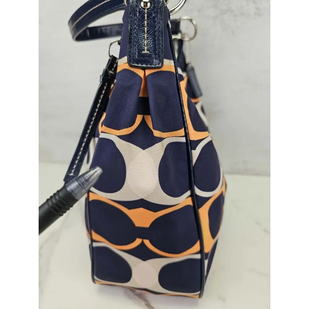 Coach Poppy Linear Signature 